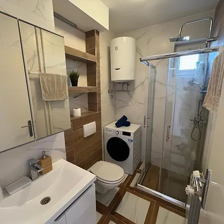 Kuzma's Corner Apartment *