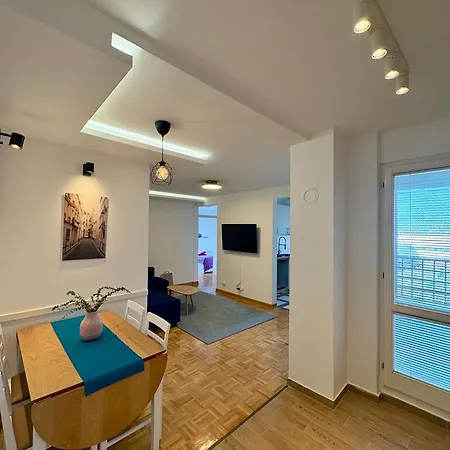 Kuzma's Corner Apartment *